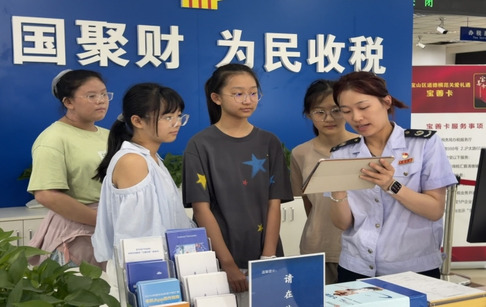 走进税务零距离 职业体验伴成长——宝山区税务局开展未成年人社会实践活动