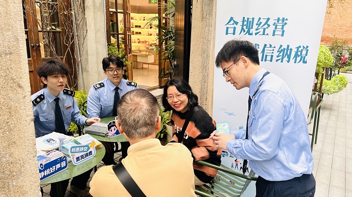 普法进商圈 税惠伴民生——静安区税务局开展“税惠静安 票亮消费”主题宣传活动