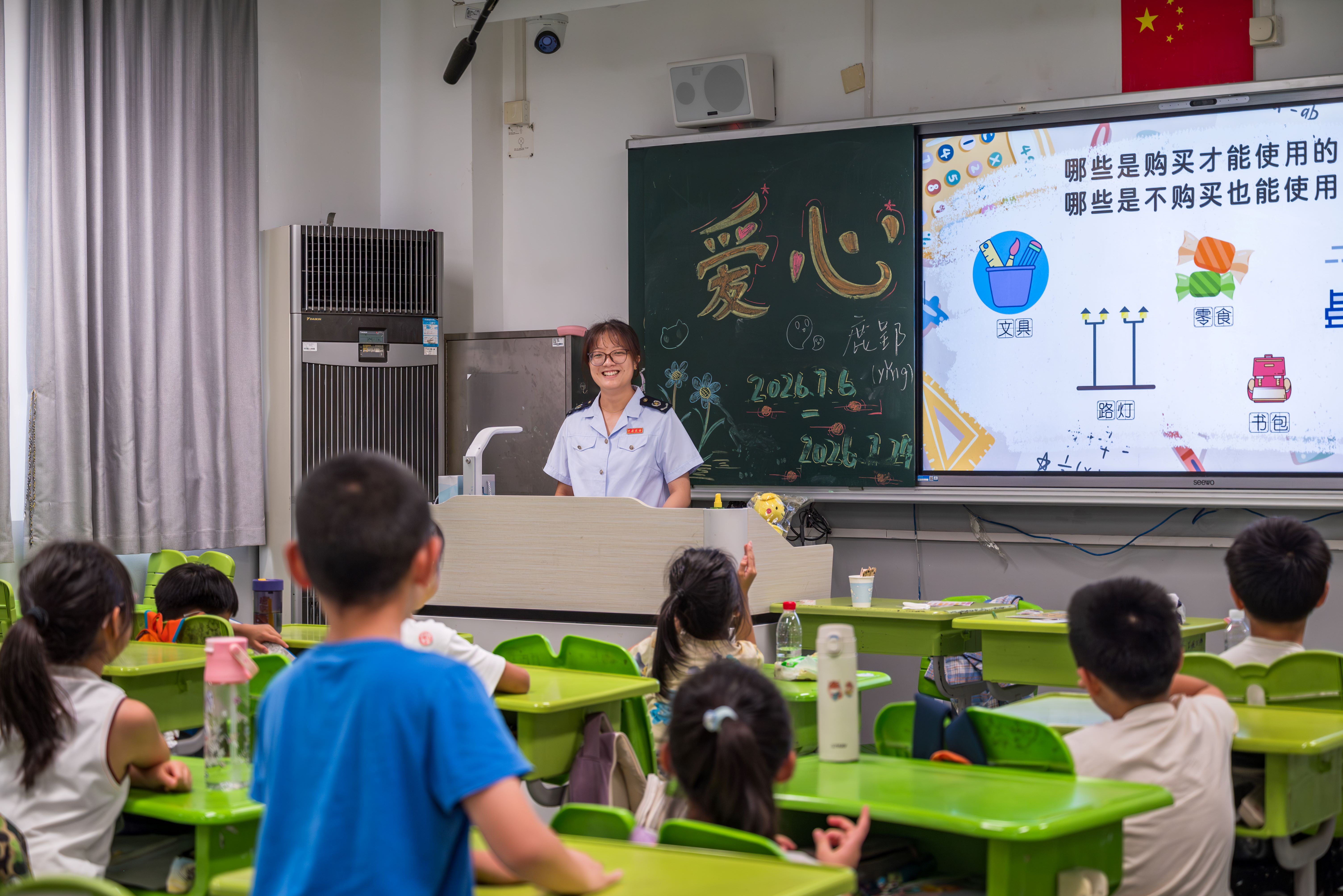七彩夏日启税思，税润青苗伴成长 ——区局进校园开展税收普法活动
